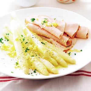 Asperges met ei en botersaus