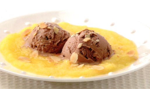 Chocoladeijs met verse mangosaus